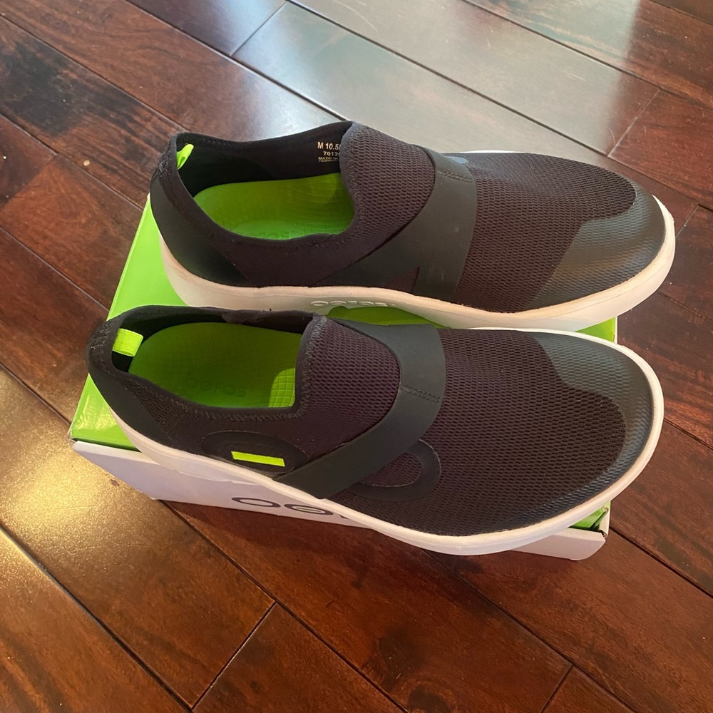 Oofos Men’s mesh sneaker